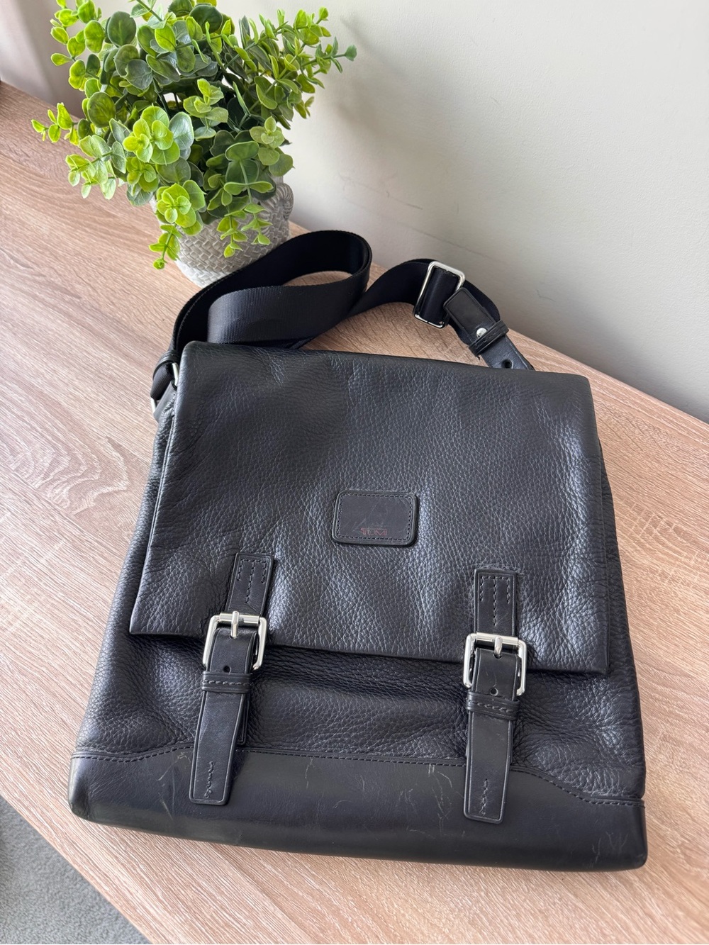 TUMI Black Genuine Leather Fold Over Messenger Crossbody Bag Buckle